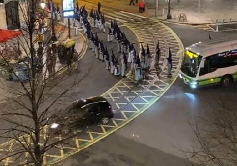 El vídeo viral de unos nazarenos y un bizkaibus en la Semana Santa de Bilbao: «¡Que los atropellan!»